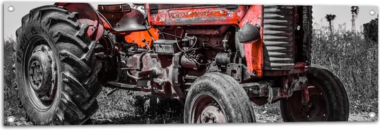 Tuinposter – Oude Verroeste Zwart-witte Tractor in het Weiland met Rode Details - 120x40 cm Foto op Tuinposter (wanddecoratie voor buiten en binnen)