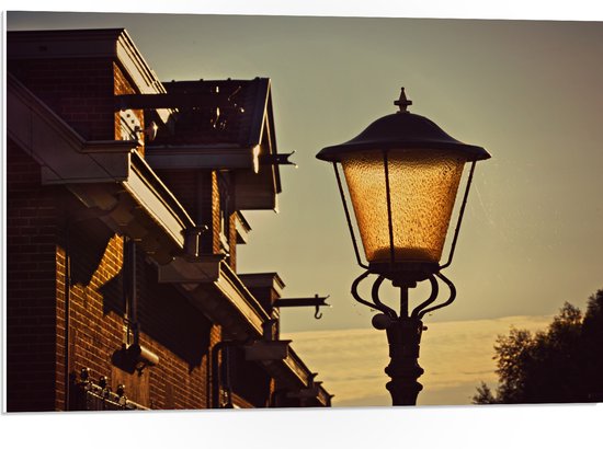 PVC Schuimplaat- Huis - Lantaarnpaal - Licht - Geel - 75x50 cm Foto op PVC Schuimplaat