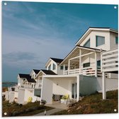 Tuinposter – Vakantiehuisje aan het Water - 100x100 cm Foto op Tuinposter (wanddecoratie voor buiten en binnen)
