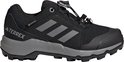 Zwarte wandelschoen voor kinderen met grijze zool, GORE-TEX en adidas Terrex logo, en drie strepen.