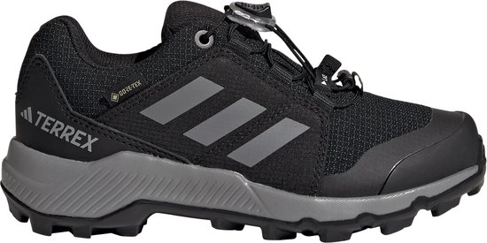 Zwarte wandelschoen voor kinderen met grijze zool, GORE-TEX en adidas Terrex logo, en drie strepen.