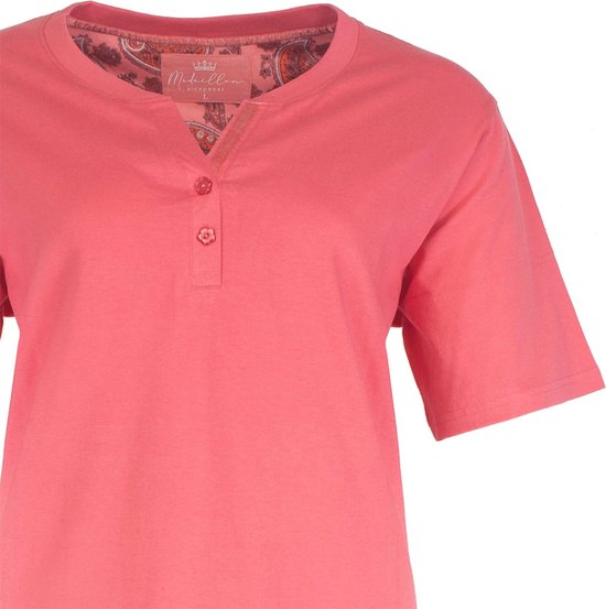 Detailopname van de roze V-hals kraag met knoopjes en het label van een dames pyjama.
