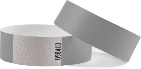 Deux bracelets CombiCraft Tyvek argentés, l'un avec le numéro de série 098403.