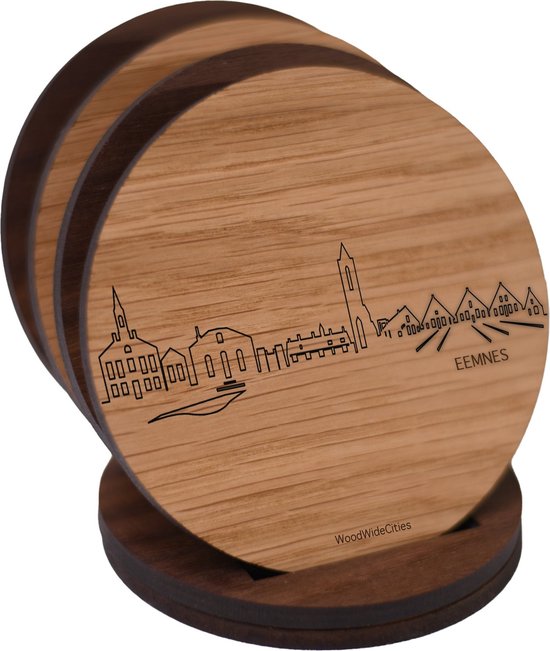 Sous-verres en bois dans un support, le sous-verre supérieur montrant la silhouette d'Eemnes et du texte.