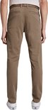Achterkant van een lichtbruine chino broek voor heren, gedragen met witte sneakers en een bruine riem. De broek heeft een merklabel.