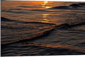 Dibond - Zonnestralen op het Wateroppervlak bij Golvende Golven - 90x60 cm Foto op Aluminium (Met Ophangsysteem)