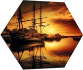 Dibond Hexagon - Zonnestralen van Zonsondergang op Zeilschip op het Water - 80x69.6 cm Foto op Hexagon (Met Ophangsysteem)