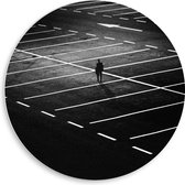 PVC Schuimplaat Muurcirkel - Man Lopend op Lege Parkeerplaats (Zwart-wit) - 50x50 cm Foto op Muurcirkel (met ophangsysteem)