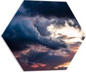 PVC Schuimplaat Hexagon - Donkere Wolken bij Zonsondergang - 50x43.5 cm Foto op Hexagon (Met Ophangsysteem)