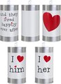 Vijf zilverkleurige blikjes met witte labels: "and they lived happily ever after", een blanco, een met rood hart, "I ❤️ him", "I ❤️ her".