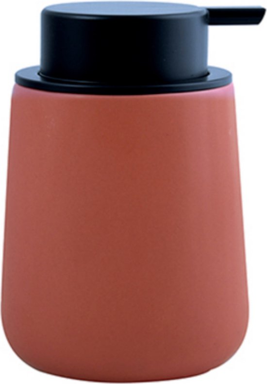 Terracotta zeepdispenser met zwarte pomp.