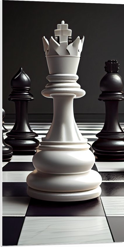 PVC Schuimplaat - Zwarte Schaakstukken om Witte Koning op Schaakbord (Zwart-wit) - 50x100 cm Foto op PVC Schuimplaat (Met Ophangsysteem)