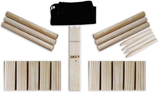 Alle onderdelen van een Kubb-spel: 10 blokken, 6 stokken, 1 koningsstuk en een zwart zakje, uitgestald op een witte achtergrond.