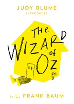 Boekomslag van The Wizard of Oz met een geel huisvormig silhouet, gestreepte benen bij een deur en zwarte letters.