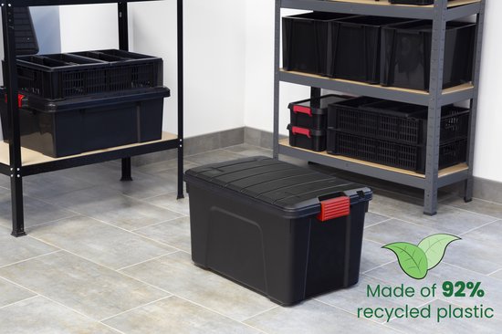Boîte de rangement noire en plastique dans un espace de stockage avec étagères.