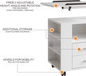 Table de chevet blanche avec plateau réglable, rangement supplémentaire et roulettes. "Freely adjustable height, angle and rotation".