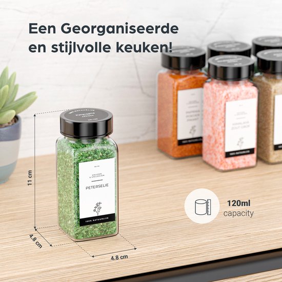 Glazen kruidenpotje peterselie op aanrecht, 11 cm hoog. Andere potjes op achtergrond.