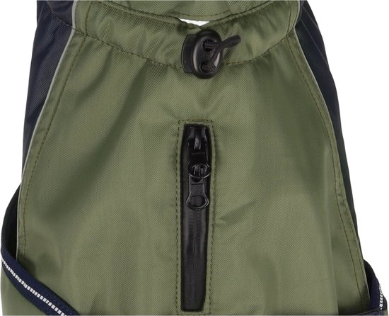 Ritssluiting met zwarte trekker op de groene hondenjas.