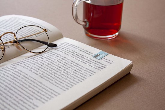 Boîte de conserve remplie de trombones marque-pages