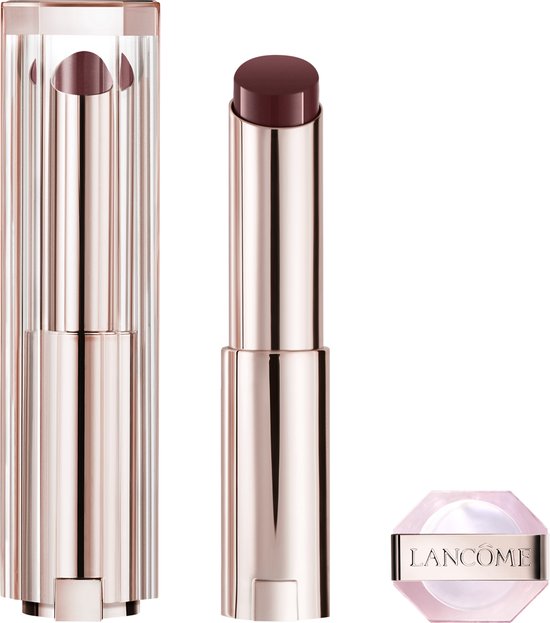 Een donkerrode lippenbalsem met gouden huls, naast de open huls en een klein roze potje met Lancôme logo, op een zwarte achtergrond.