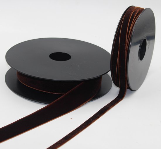 Un rouleau de ruban de velours marron foncé de 25 mm de large.