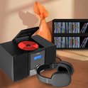 Zwarte Denver micro-installatie met geopende CD-speler, rode CD, zwarte koptelefoon en een boekenkast op de achtergrond.