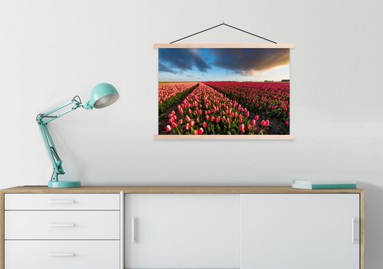 Posterhanger incl. Poster 90x60 cm - Schoolplaat - Kleurrijke tulpen in Nederlands landschap - Textielposter - Blanke latten