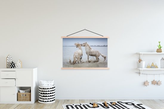 Deux chevaux jouent dans l'eau en Camargue affiche textielposter lattes vierge 150x100 cm