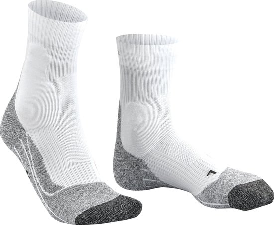 Chaussettes de tennis blanches avec renfort gris au talon, à la pointe et à la semelle. Structure côtelée.