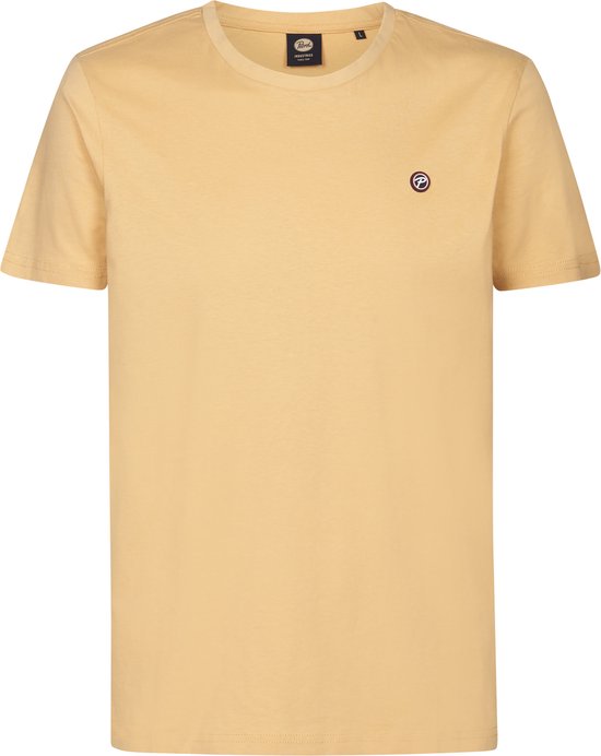 Donkergeel T-shirt met een klein rond logo met 'P' op de linkerborst en een label in de nek.