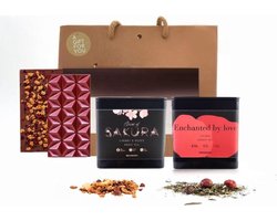 Giftbag - Thee & chocolade - 2 blikken losse thee - 2x 75 gram - Kersenthee & Lychee thee (±50 kopjes thee) - 1 melkchocolade bar