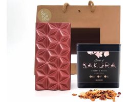 Thee & chocolade - 75 gram (losse) kersenthee (± 25 kopjes thee) - 1 melkchocolade bar speculoos & kersencrunch