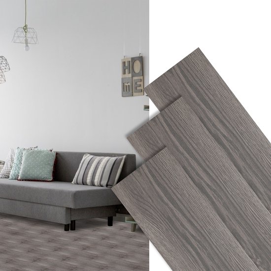 Woonkamer met grijze bank en donkergrijze PVC-vloer met houtnerfpatroon.