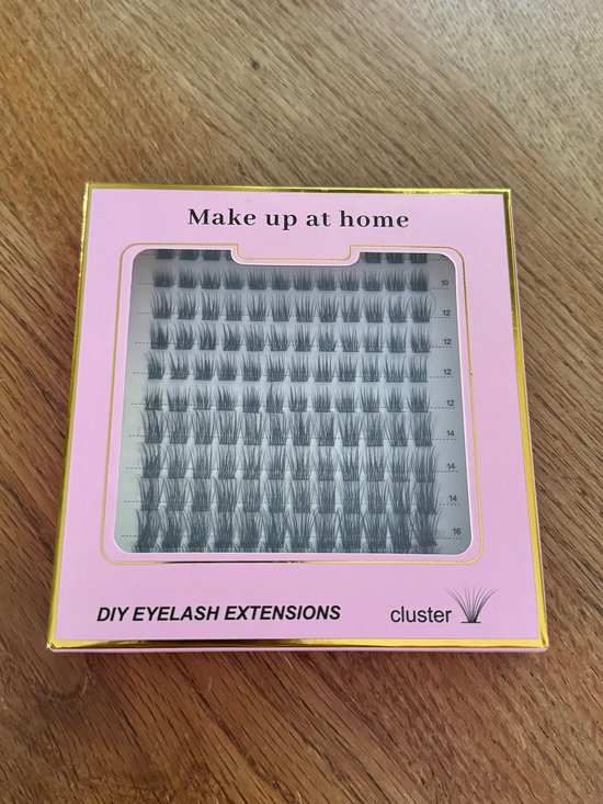Roze verpakking voor 'DIY Eyelash Extensions' met clusters wimpers, met tekst 'Make up at home' en 'cluster'.
