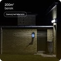Wonact muggenlamp in gebruik aan een bakstenen muur, met een bereik van 200m².