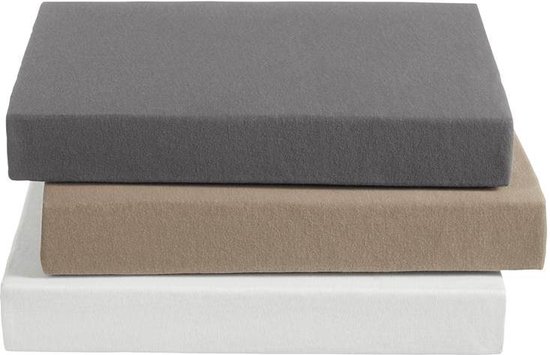 Stapel van drie jersey hoeslakens in wit, taupe en grijs.