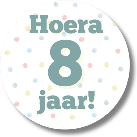 Ronde sticker met de tekst 'Hoera 8 jaar' en pastelkleurige stippen.