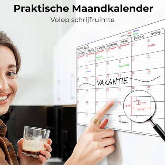 Vrouw wijst naar een magnetische maandplanner op een koelkast, met vergrootglas op de datum.