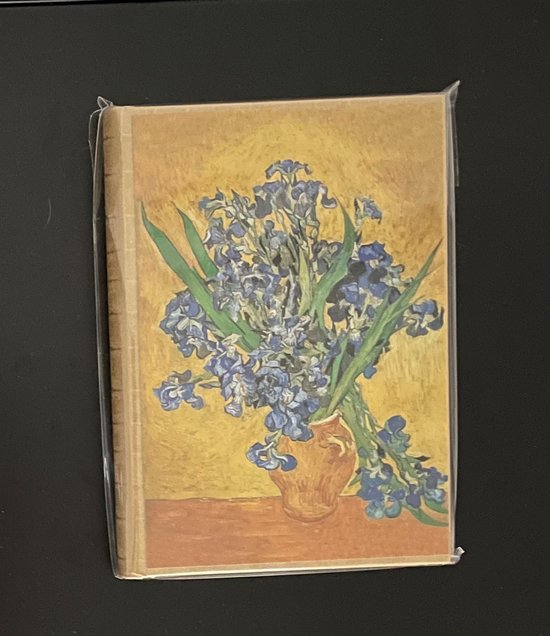 Notitieboek met een harde kaft met de afbeelding 'Irissen' van Vincent van Gogh, verpakt in doorzichtige folie.