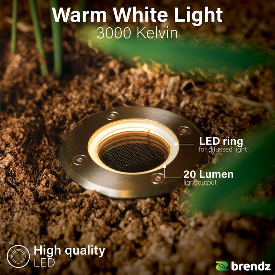 Een Brendz grondspot in de aarde, verlicht met warm wit LED licht.