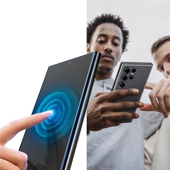 Close-up van een vinger die een telefoon aanraakt, met een cirkelvormig effect. Rechts, twee mannen houden een zwarte Samsung Galaxy S24 Ultra.