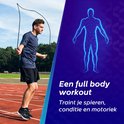 Man op een atletiekbaan die buiten springtouwt, met een digitale weergave van een lichaam.