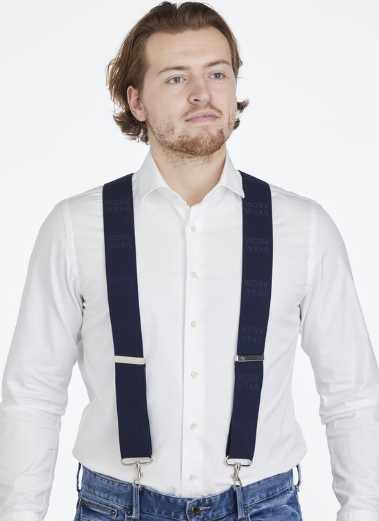 Man met witte blouse en blauwe spijkerbroek, draagt donkerblauwe bretels met 'WORK WEAR' print.