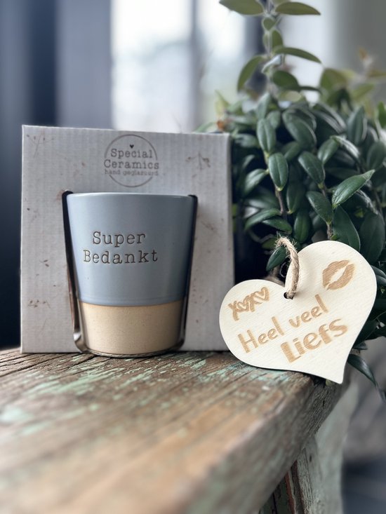 Grijs met beige keramiek mok met tekst "Super Bedankt". Houten hartje met tekst "Heel veel liefs" en kusjes.