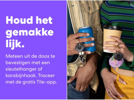 Mannen en vrouwen houden blikjes en koffiebekers vast met sleutelhangers met Tile trackers eraan. Houd het gemakkelijk.