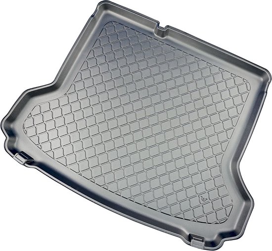 Tapis de coffre noir à motif losange avec bord surélevé.
