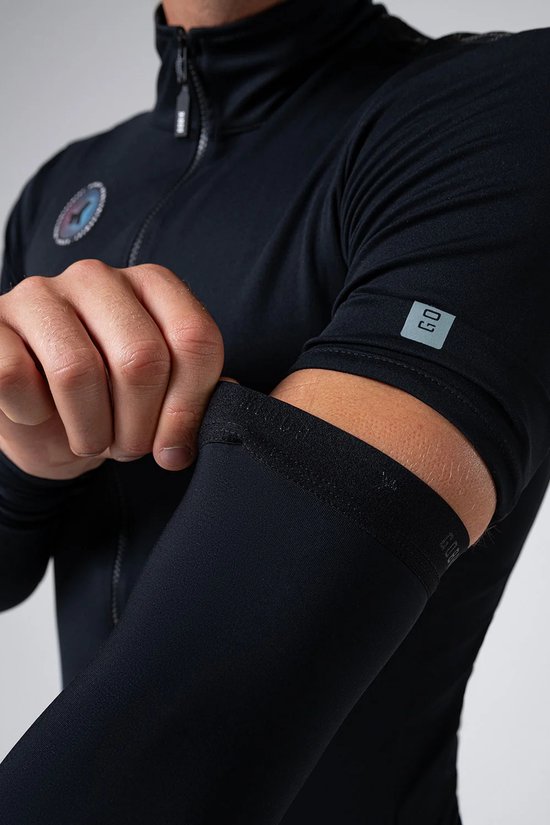 Zwarte armstukken met een klein vierkant logo op de mouw en GOBIK-logo.