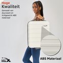 Vrouw houdt witte Cabin Max koffer omhoog, close-up van ABS materiaal.