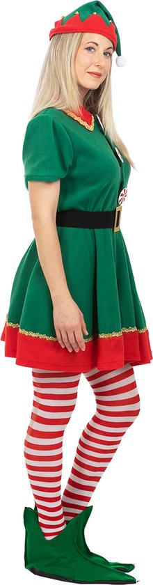 Zijaanzicht van een vrouw in een groen-rood elfenkostuum, gestreepte maillot en elfenschoenen.