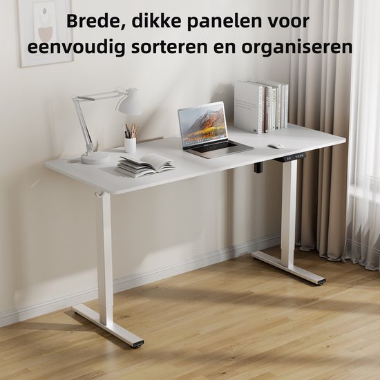 Wit zit-sta bureau met laptop, boeken, lamp en raam met gordijnen.